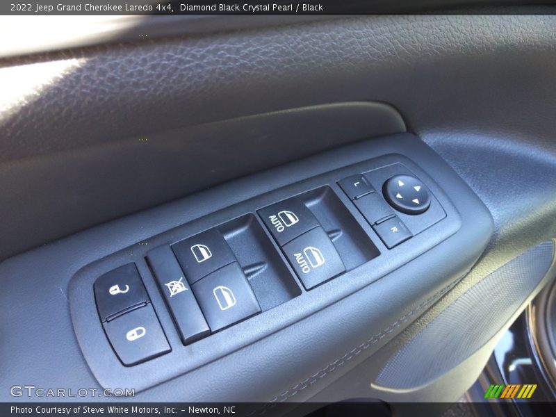 Diamond Black Crystal Pearl / Black 2022 Jeep Grand Cherokee Laredo 4x4