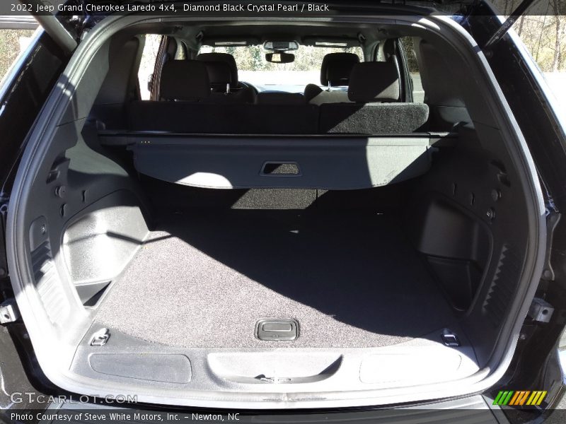 Diamond Black Crystal Pearl / Black 2022 Jeep Grand Cherokee Laredo 4x4