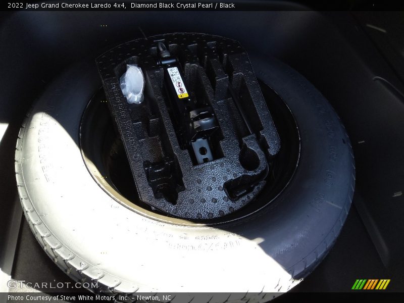 Diamond Black Crystal Pearl / Black 2022 Jeep Grand Cherokee Laredo 4x4