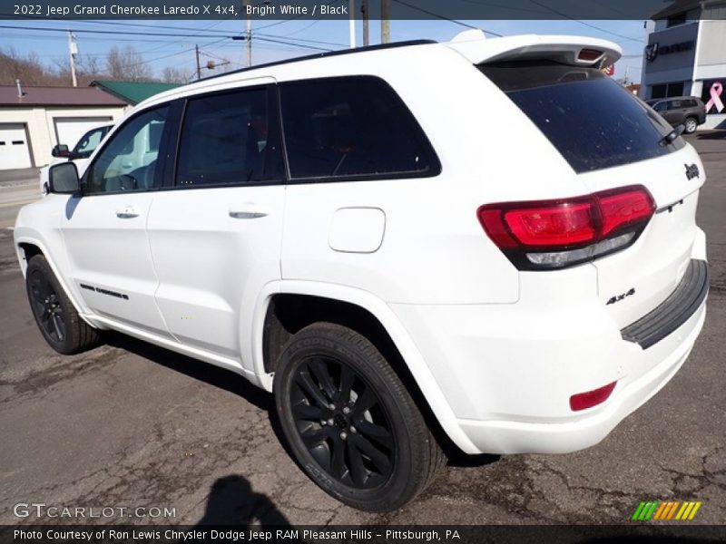 Bright White / Black 2022 Jeep Grand Cherokee Laredo X 4x4