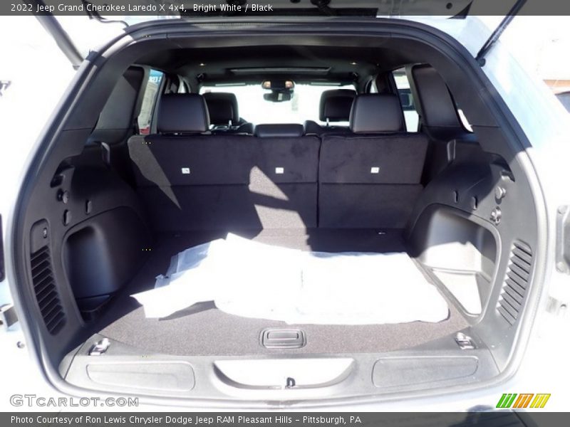 Bright White / Black 2022 Jeep Grand Cherokee Laredo X 4x4