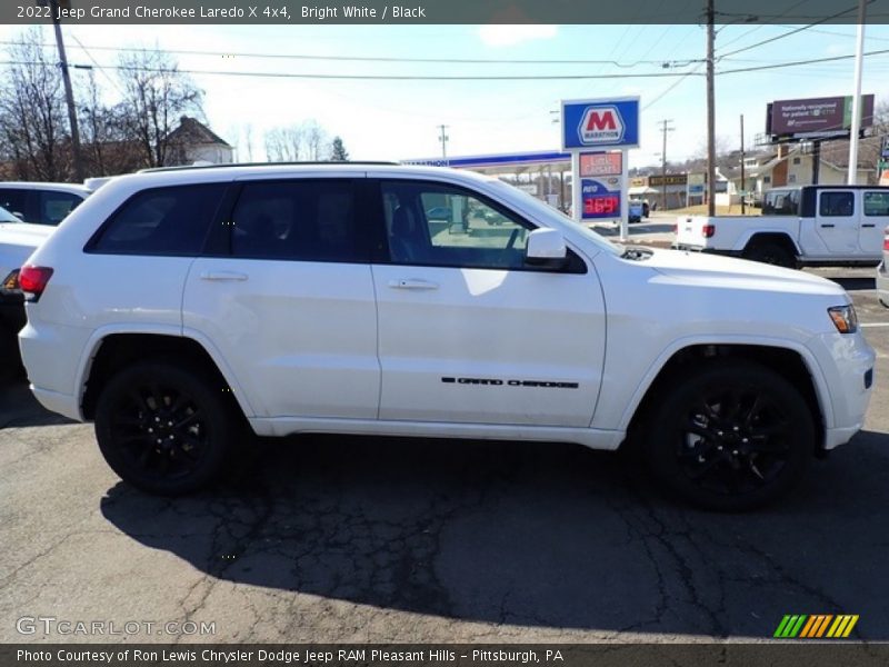 Bright White / Black 2022 Jeep Grand Cherokee Laredo X 4x4