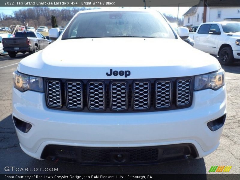 Bright White / Black 2022 Jeep Grand Cherokee Laredo X 4x4
