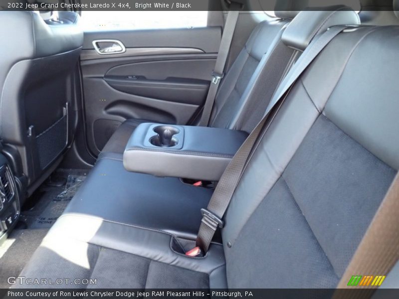 Bright White / Black 2022 Jeep Grand Cherokee Laredo X 4x4