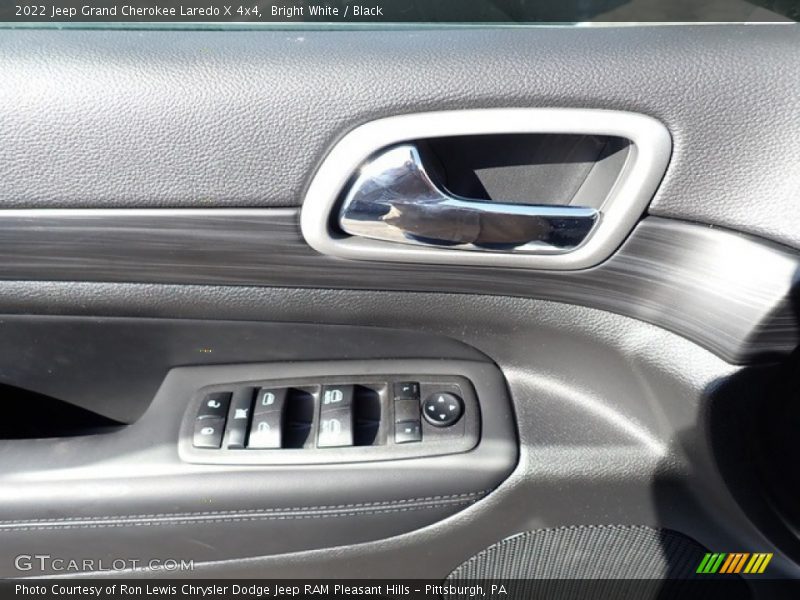 Bright White / Black 2022 Jeep Grand Cherokee Laredo X 4x4