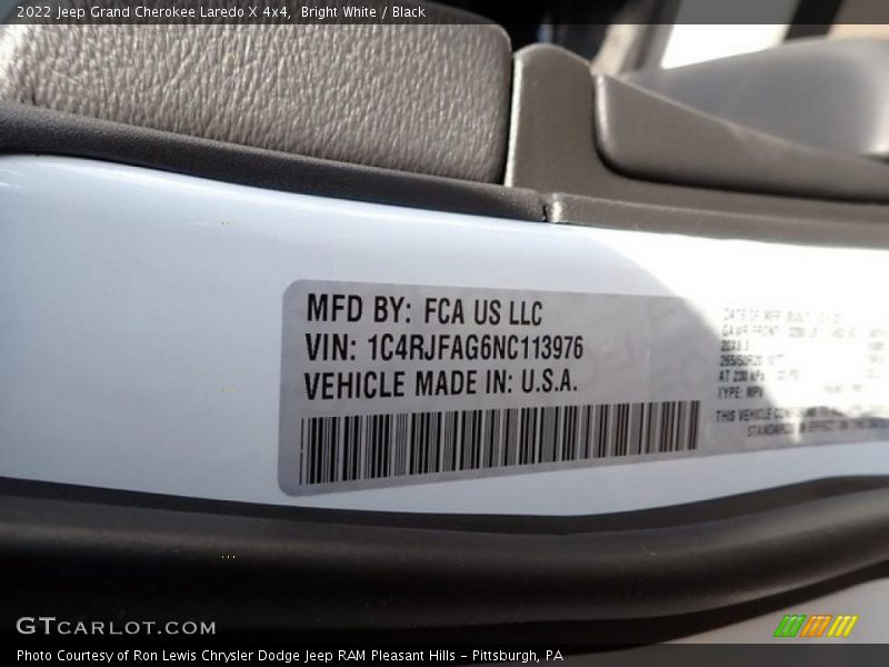 Bright White / Black 2022 Jeep Grand Cherokee Laredo X 4x4