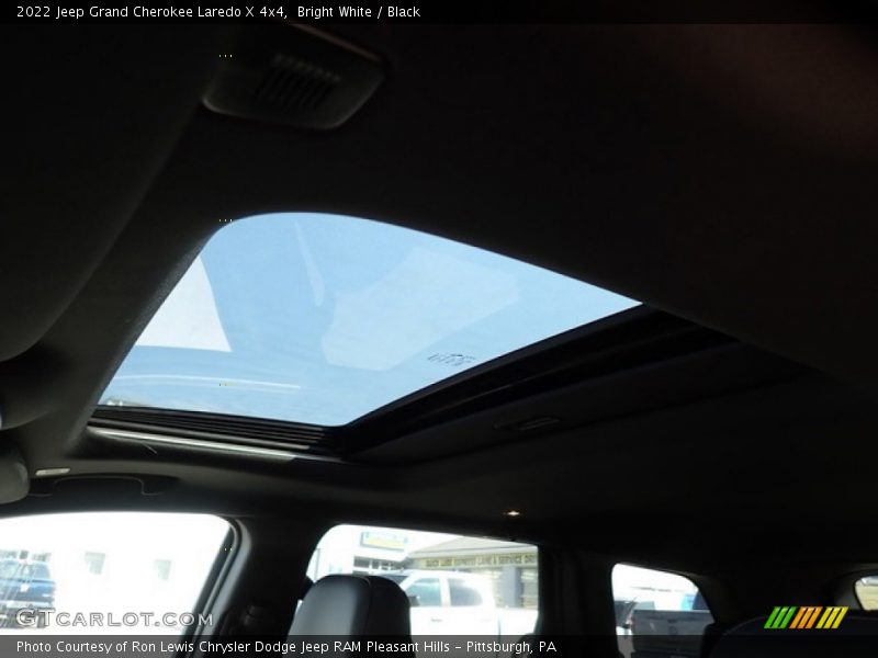 Bright White / Black 2022 Jeep Grand Cherokee Laredo X 4x4