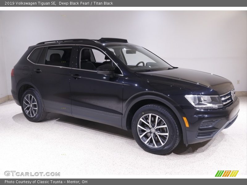 Deep Black Pearl / Titan Black 2019 Volkswagen Tiguan SE