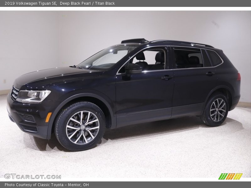 Deep Black Pearl / Titan Black 2019 Volkswagen Tiguan SE