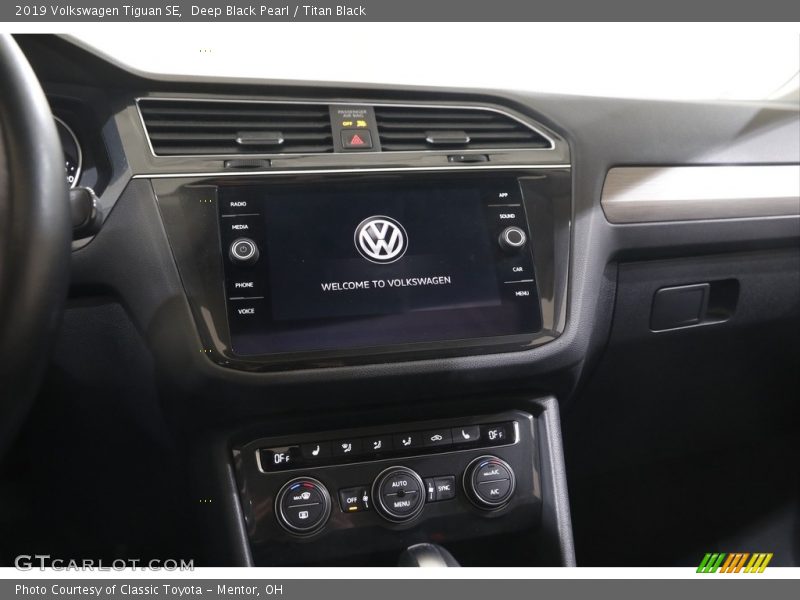 Deep Black Pearl / Titan Black 2019 Volkswagen Tiguan SE