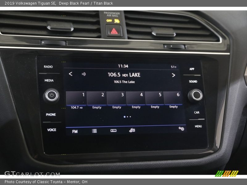 Deep Black Pearl / Titan Black 2019 Volkswagen Tiguan SE