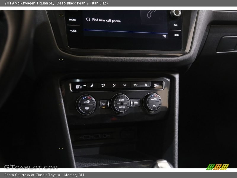 Deep Black Pearl / Titan Black 2019 Volkswagen Tiguan SE