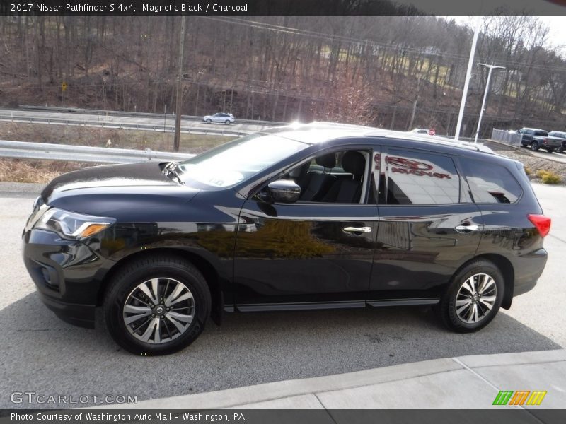 Magnetic Black / Charcoal 2017 Nissan Pathfinder S 4x4