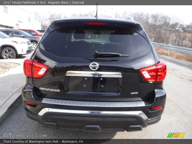 Magnetic Black / Charcoal 2017 Nissan Pathfinder S 4x4