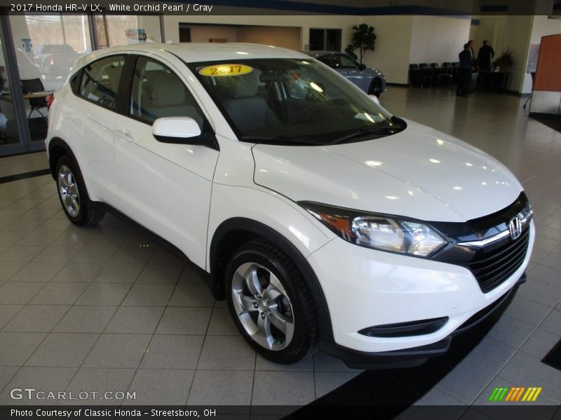 Front 3/4 View of 2017 HR-V LX