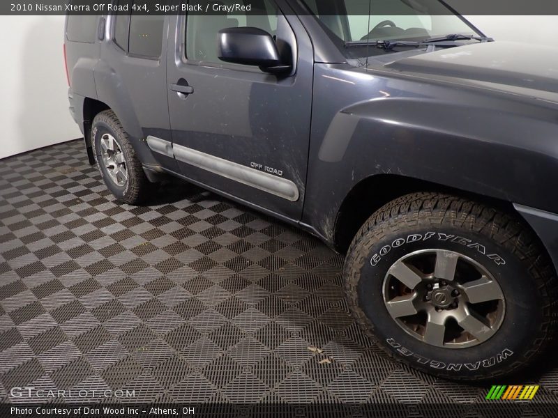 Super Black / Gray/Red 2010 Nissan Xterra Off Road 4x4