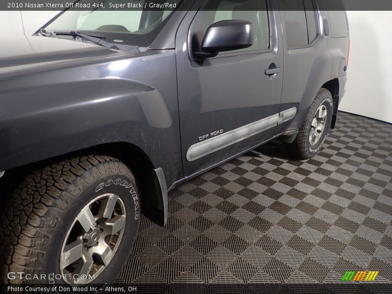 Super Black / Gray/Red 2010 Nissan Xterra Off Road 4x4