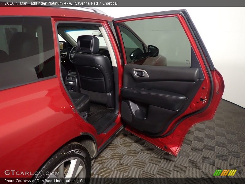 Cayenne Red / Charcoal 2016 Nissan Pathfinder Platinum 4x4