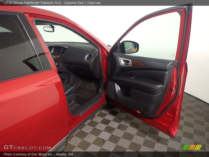 Cayenne Red / Charcoal 2016 Nissan Pathfinder Platinum 4x4