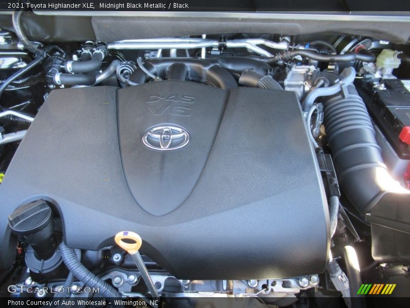 Midnight Black Metallic / Black 2021 Toyota Highlander XLE