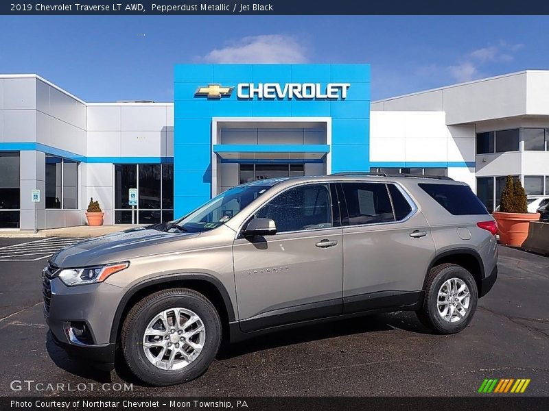 Pepperdust Metallic / Jet Black 2019 Chevrolet Traverse LT AWD