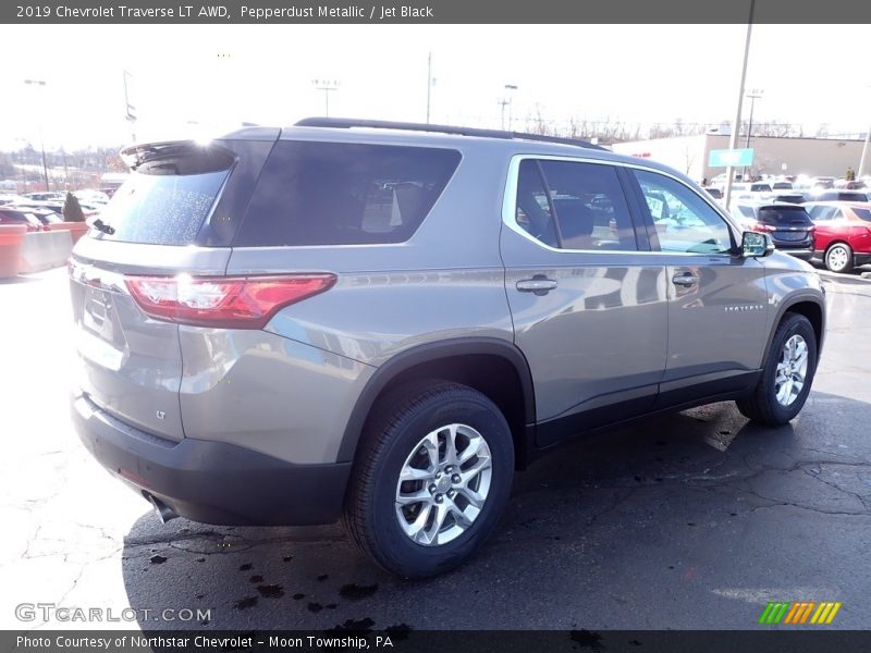 Pepperdust Metallic / Jet Black 2019 Chevrolet Traverse LT AWD