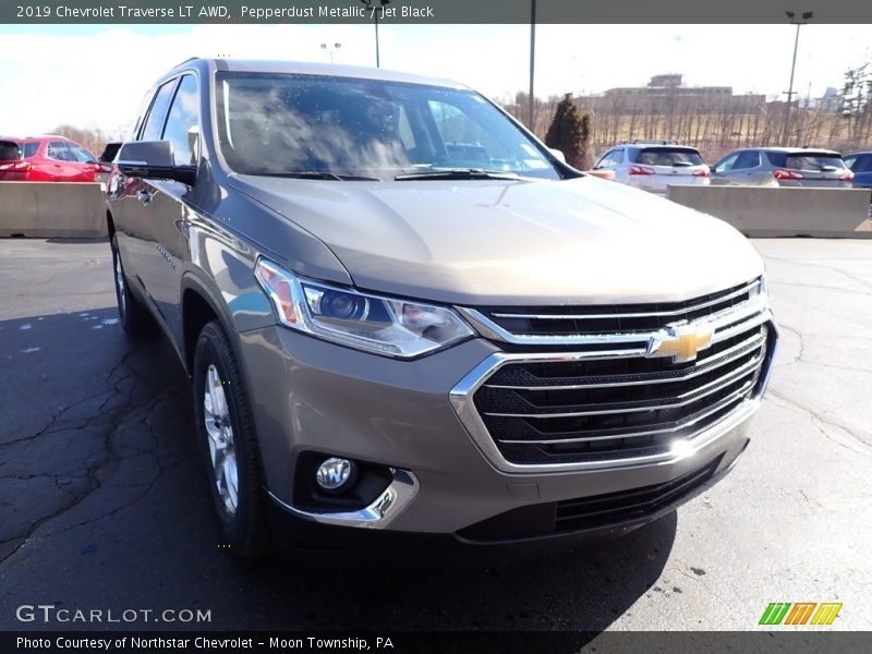 Pepperdust Metallic / Jet Black 2019 Chevrolet Traverse LT AWD