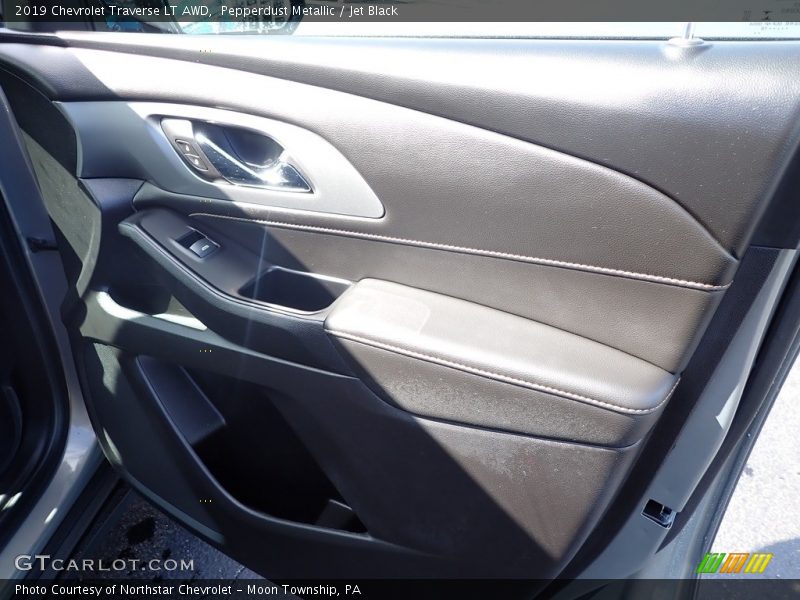 Pepperdust Metallic / Jet Black 2019 Chevrolet Traverse LT AWD