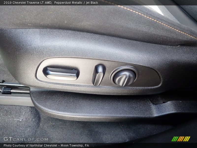 Pepperdust Metallic / Jet Black 2019 Chevrolet Traverse LT AWD