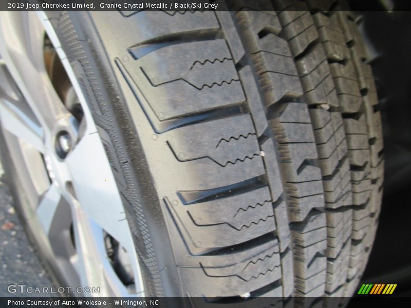 Granite Crystal Metallic / Black/Ski Grey 2019 Jeep Cherokee Limited