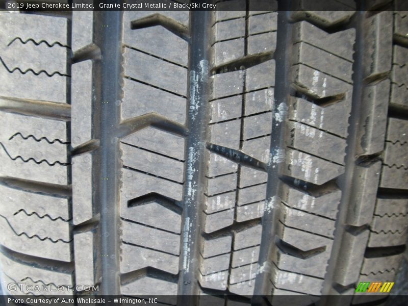 Granite Crystal Metallic / Black/Ski Grey 2019 Jeep Cherokee Limited