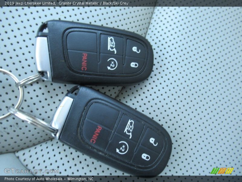 Granite Crystal Metallic / Black/Ski Grey 2019 Jeep Cherokee Limited