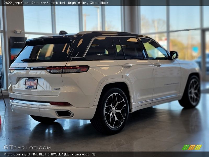 Bright White / Global Black 2022 Jeep Grand Cherokee Summit 4x4