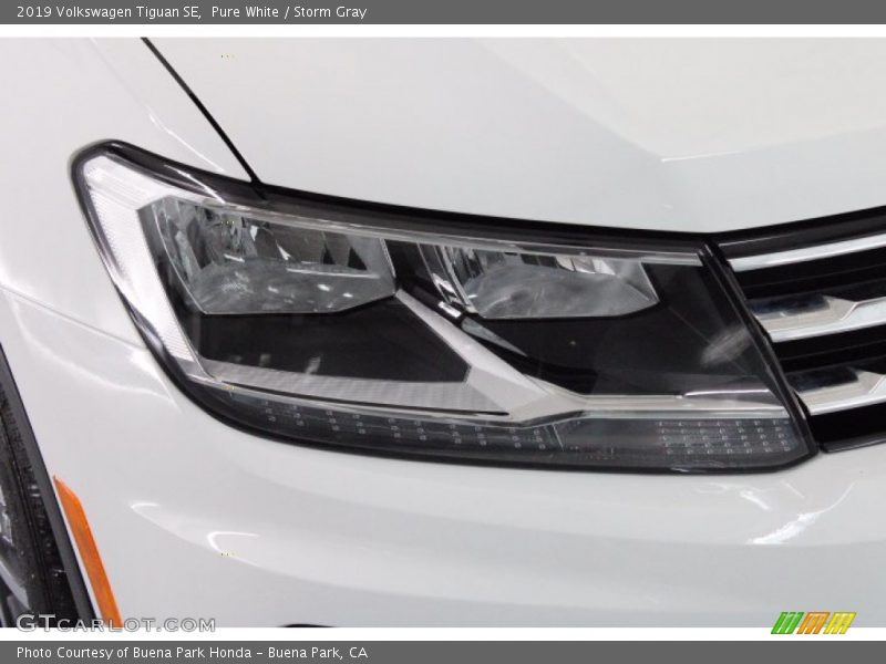 Pure White / Storm Gray 2019 Volkswagen Tiguan SE