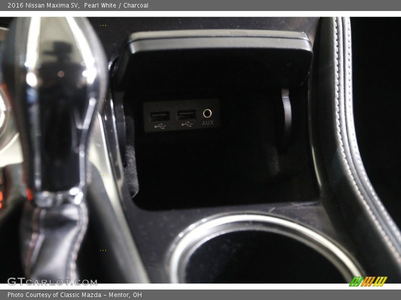 Pearl White / Charcoal 2016 Nissan Maxima SV