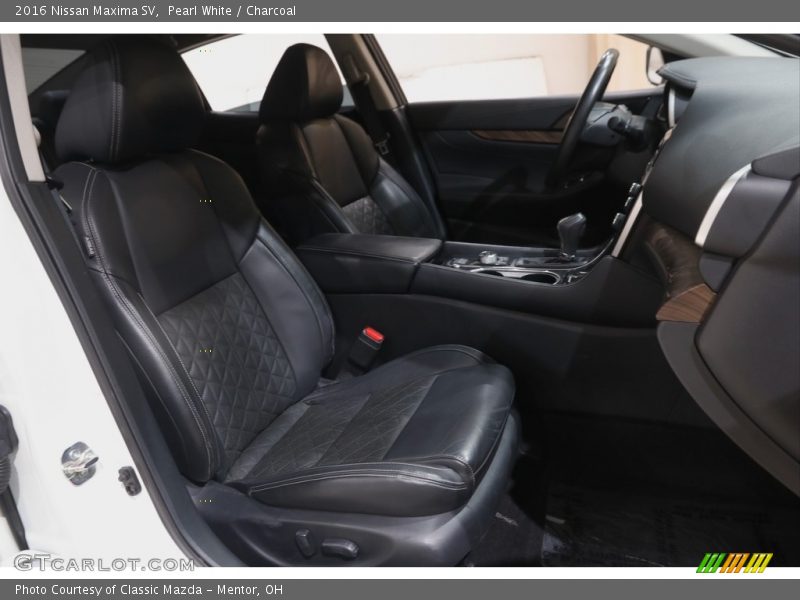 Pearl White / Charcoal 2016 Nissan Maxima SV