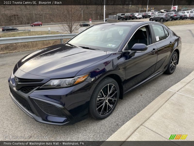 Front 3/4 View of 2022 Camry SE