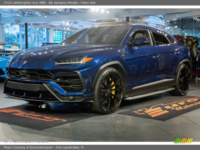 Front 3/4 View of 2019 Urus AWD