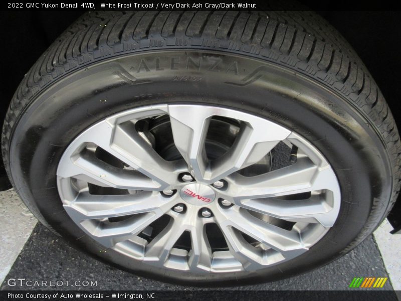 White Frost Tricoat / Very Dark Ash Gray/Dark Walnut 2022 GMC Yukon Denali 4WD