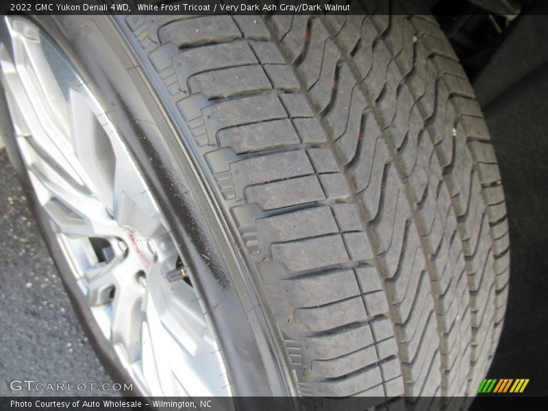White Frost Tricoat / Very Dark Ash Gray/Dark Walnut 2022 GMC Yukon Denali 4WD
