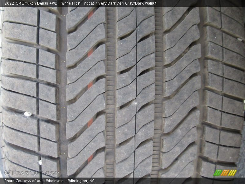 White Frost Tricoat / Very Dark Ash Gray/Dark Walnut 2022 GMC Yukon Denali 4WD
