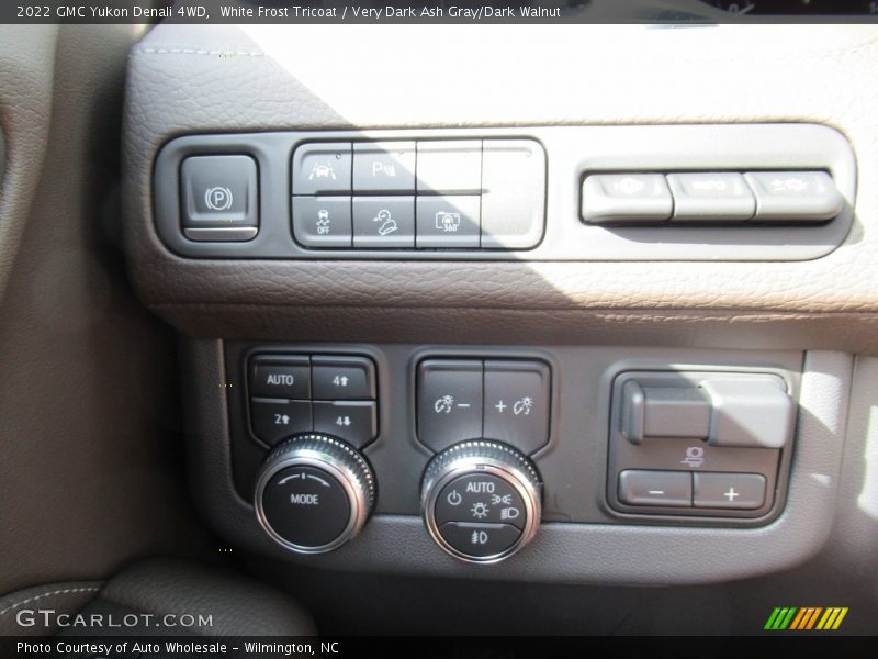 White Frost Tricoat / Very Dark Ash Gray/Dark Walnut 2022 GMC Yukon Denali 4WD