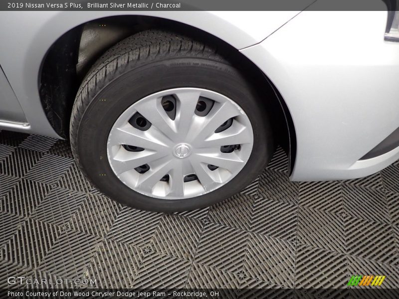 Brilliant Silver Metallic / Charcoal 2019 Nissan Versa S Plus