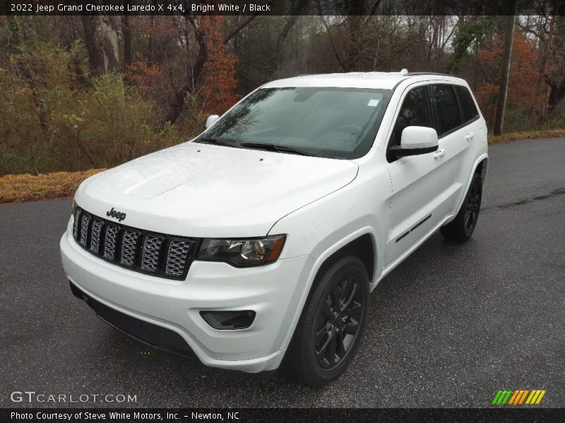 Bright White / Black 2022 Jeep Grand Cherokee Laredo X 4x4