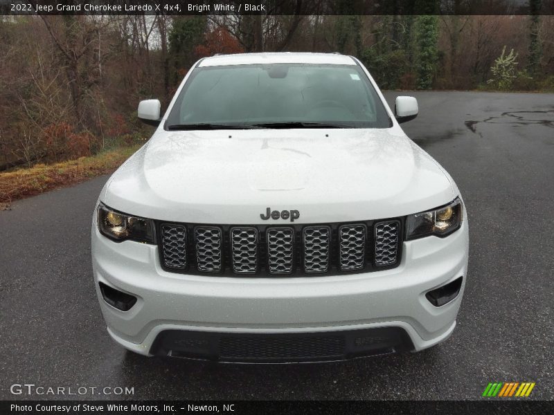 Bright White / Black 2022 Jeep Grand Cherokee Laredo X 4x4