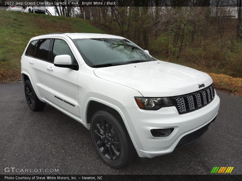Bright White / Black 2022 Jeep Grand Cherokee Laredo X 4x4