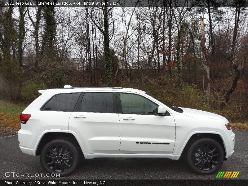 Bright White / Black 2022 Jeep Grand Cherokee Laredo X 4x4
