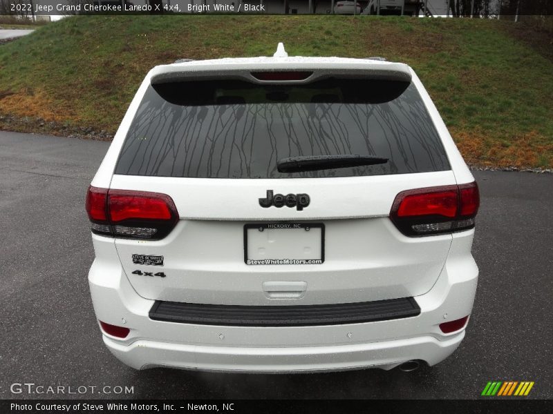 Bright White / Black 2022 Jeep Grand Cherokee Laredo X 4x4