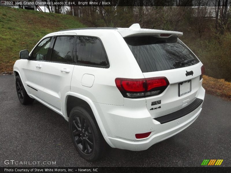 Bright White / Black 2022 Jeep Grand Cherokee Laredo X 4x4