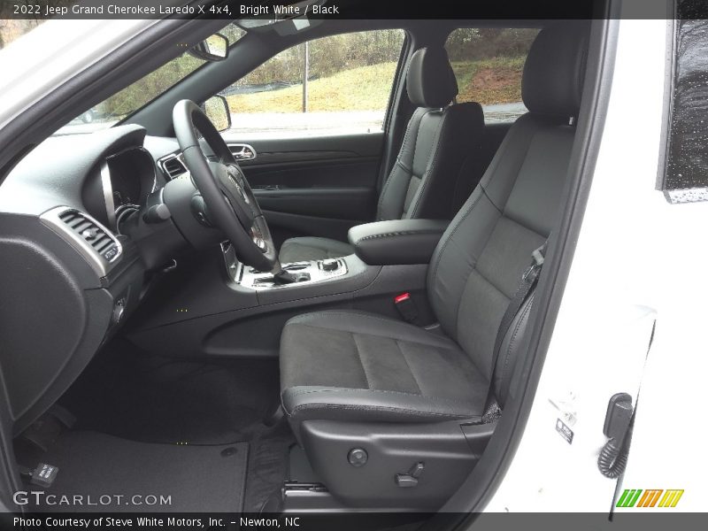 Bright White / Black 2022 Jeep Grand Cherokee Laredo X 4x4